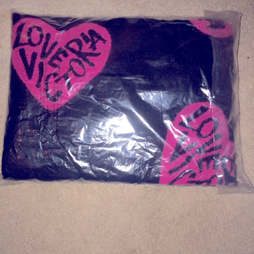 Victoria’s Secret throw new in bag
